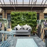 Stylish Penthouse With Outside Balcony!