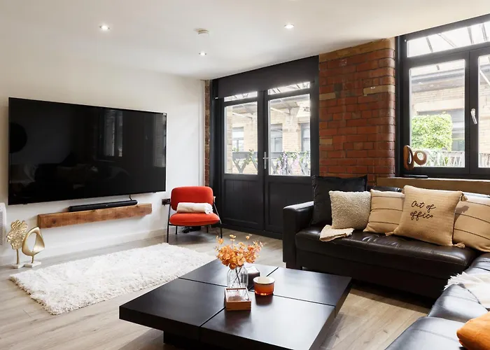 Stylish Penthouse With Outside Balcony!