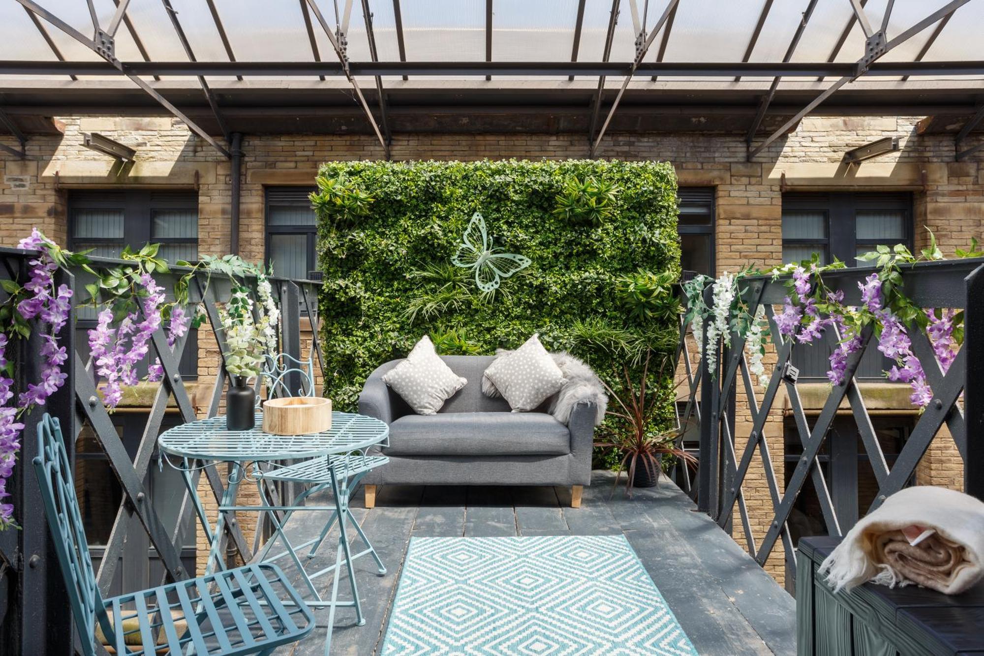 Stylish Penthouse With Outside Balcony!