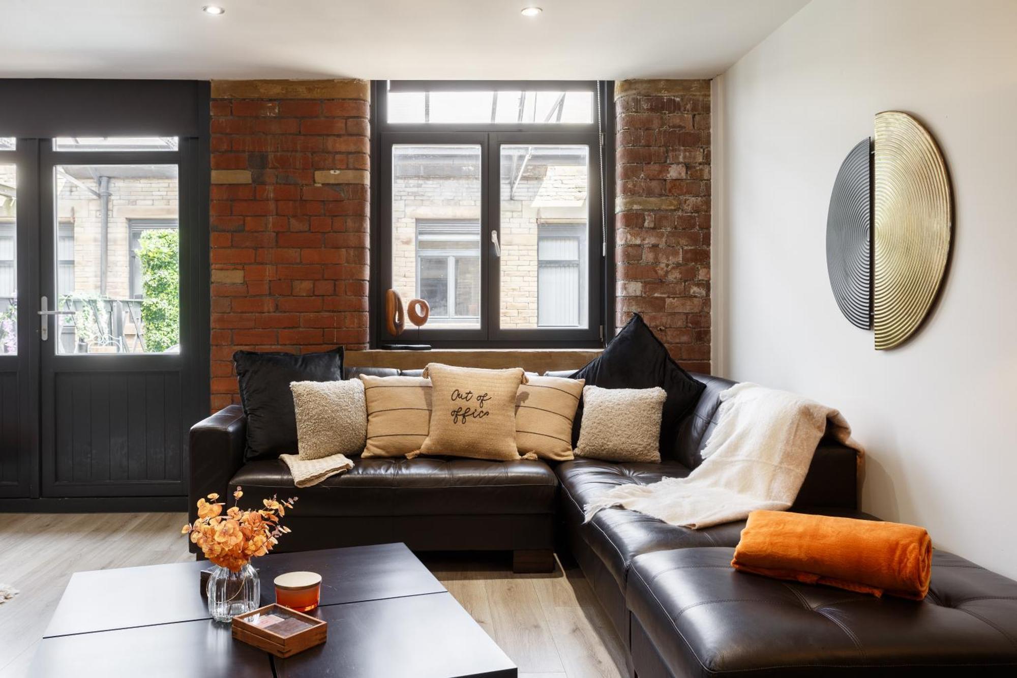 Stylish Penthouse With Outside Balcony! Apartment