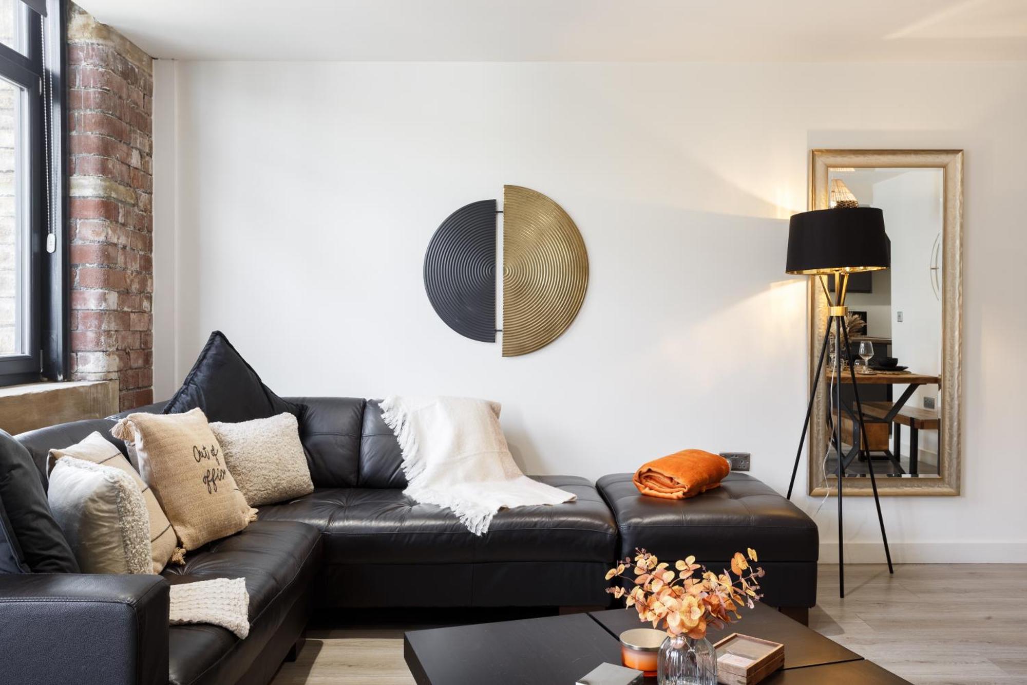 Stylish Penthouse With Outside Balcony! Apartment *