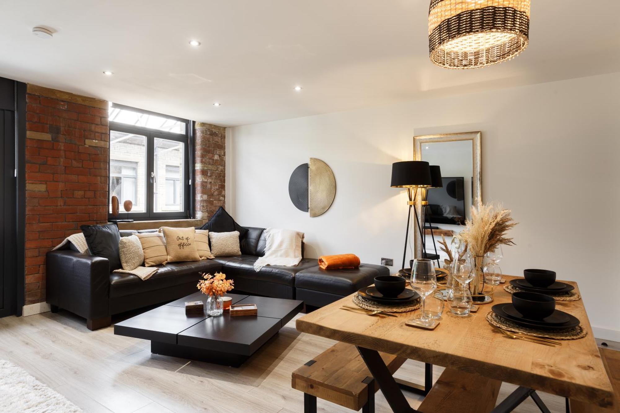 Stylish Penthouse With Outside Balcony!