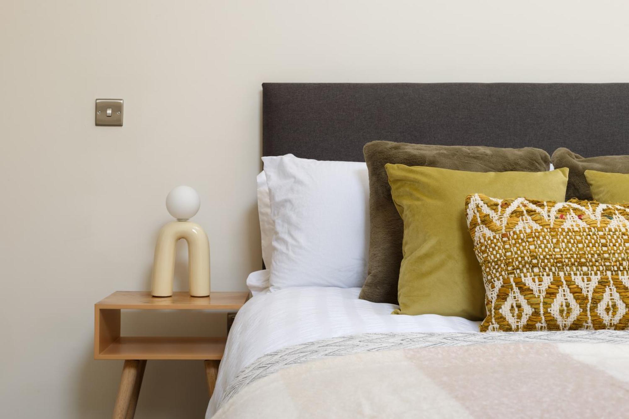 Stylish Penthouse With Outside Balcony! * Bradford (West Yorkshire)