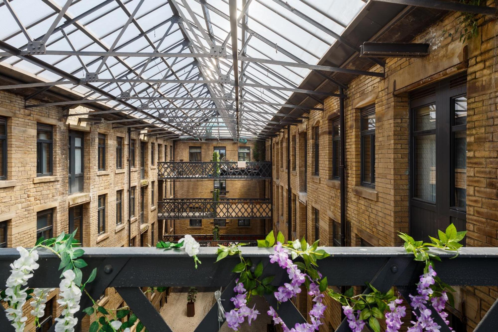 Stylish Penthouse With Outside Balcony! Apartment *